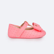 Sapato de Bebê Pampili Nina Calce Fácil Perfuros e Laço Rosa Neon Luz - lateral do sapato com velcro