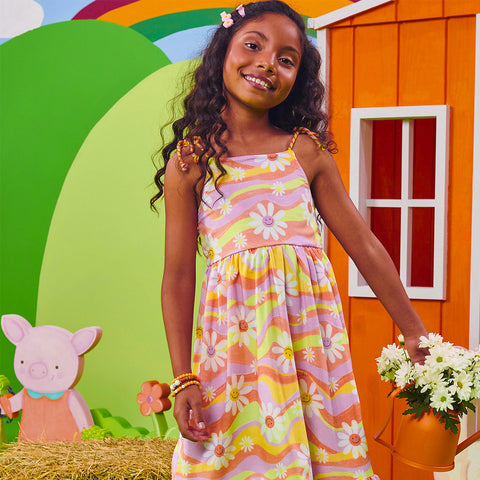 Vestido Infantil Kukiê Margaridas Rosa e Colorido - frente do vestido na menina