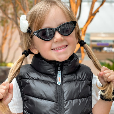 Óculos de Sol Infantil KidSplash! Proteção UV Gatinho Preto - frente do óculos na menina