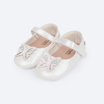 Sapato de Bebê Pampili Nina Borboleta Glitter e Strass Branco Holográfico - frente do sapato com borboleta na frente