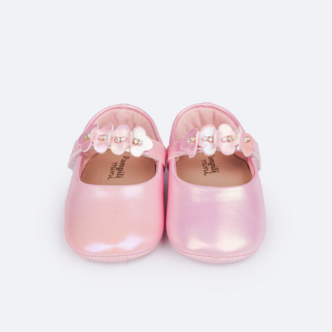 Sapato de Bebê Pampili Nina Flores Rosê Holográfico - frente do sapato de bebê com strass e perola