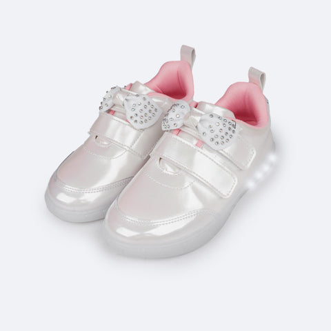 Tênis de Led Infantil Pampili Sneaker Luz Laço e Strass Branco Holográfico - frente do tênis com led