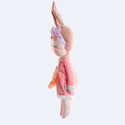 Boneca Metoo Angela Chef Rosa - 33 cm - lateral da boneca de pelúcia metoo