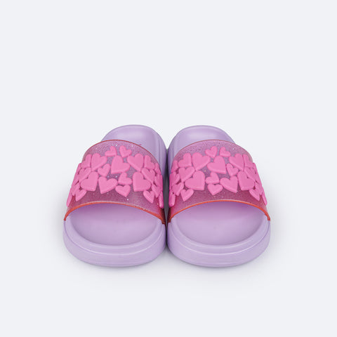 Chinelo Slide Infantil Pampili Fly Glee Corações Rosa e Lilás - frente do chinelo com corações 