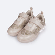 Tênis de Led Infantil Pampili Sneaker Luz Conchas Nude e Dourado - frente do tenis com velcro e elástico