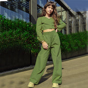 Conjunto Infantil Vic&Vicky Blusa Top Cropped e Wide Leg Verde Militar - menina vestindo conjunto top cropped