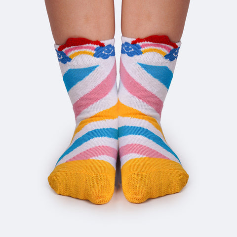 Meia Soquete Cantarola Color Land Listrada Colorida - frente da meia no pé da menina