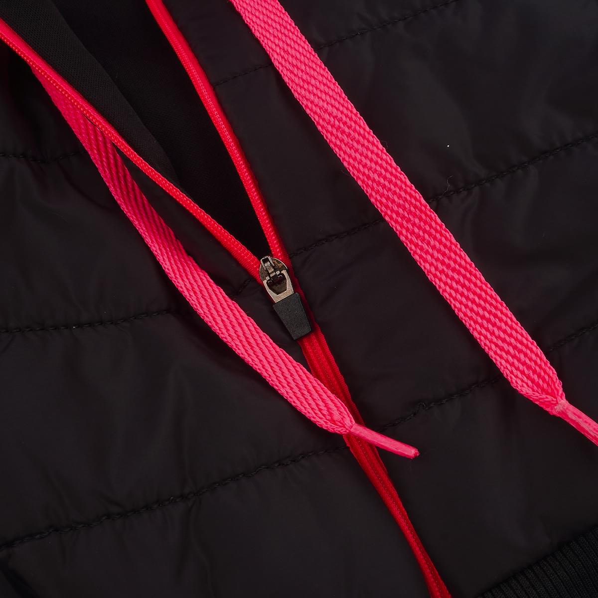 Colete Feminino Pampili Puffer Capuz Preto e Pink - detalhe  fecho em zíper e ajuste em cadarço