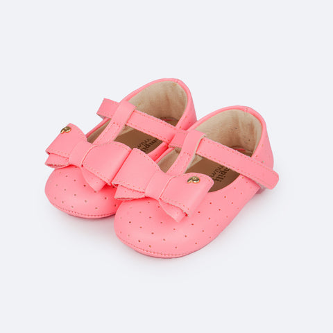 Sapato de Bebê Pampili Nina Calce Fácil Perfuros e Laço Rosa Neon Luz - frente do sapato rosa