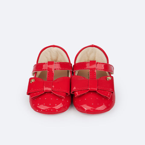 Sapato de Bebê Pampili Nina Calce Fácil Verniz Perfuros e Laço Vermelho Peper - frente do sapato com laço duplo
