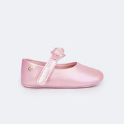 Sapato de Bebê Pampili Nina Flores Rosê Holográfico - lateral do sapato de bebê com fecho em velcro