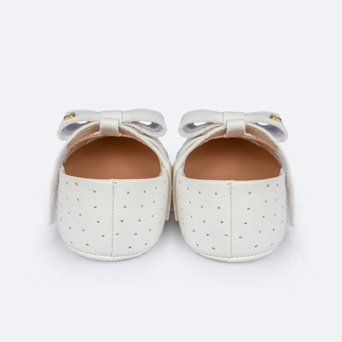 Sapato de Bebê Pampili Nina Calce Fácil Perfuros e Laço Branco - traseira do sapato de bebê