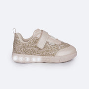 Tênis de Led Infantil Pampili Sneaker Luz Conchas Nude e Dourado - lateral do tênis com velcro e elástico