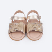 Sandália de Bebê Pampili Nana Laço Assimétrico Glitter e Strass Dourada - frente da sandália com glitter