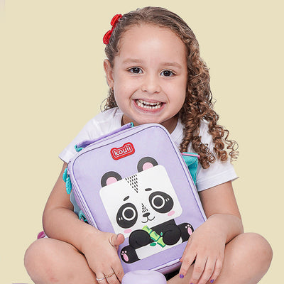 Lancheira Kouii Filhotiis Panda Pandi Lilás - lancheira com a menina