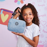 Bolsa Tiracolo Infantil Pampili Glitter Prata e Azul - bolsa com a menina