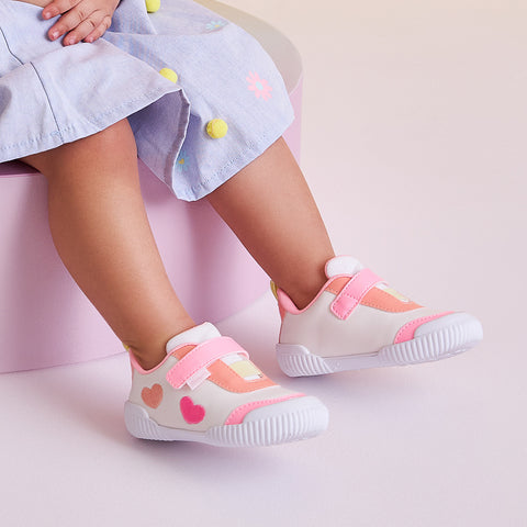 Tênis Infantil Feminino Pampili Yuyu Glitter e Corações Branco e Colorido - sapato no pé da menina