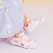 Tênis Infantil Feminino Pampili Yuyu Glitter e Corações Branco e Colorido - tênis no pé da menina