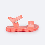 Sandália Papete Infantil Pampili Candy Listras Glitter Coral - lateral da sandália com velcro