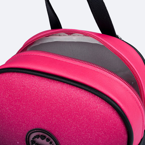 Bolsa Mochilinha Infantil Pampili Glitter Degradê Pink e Preta - superior da mochila com abertura em zíper