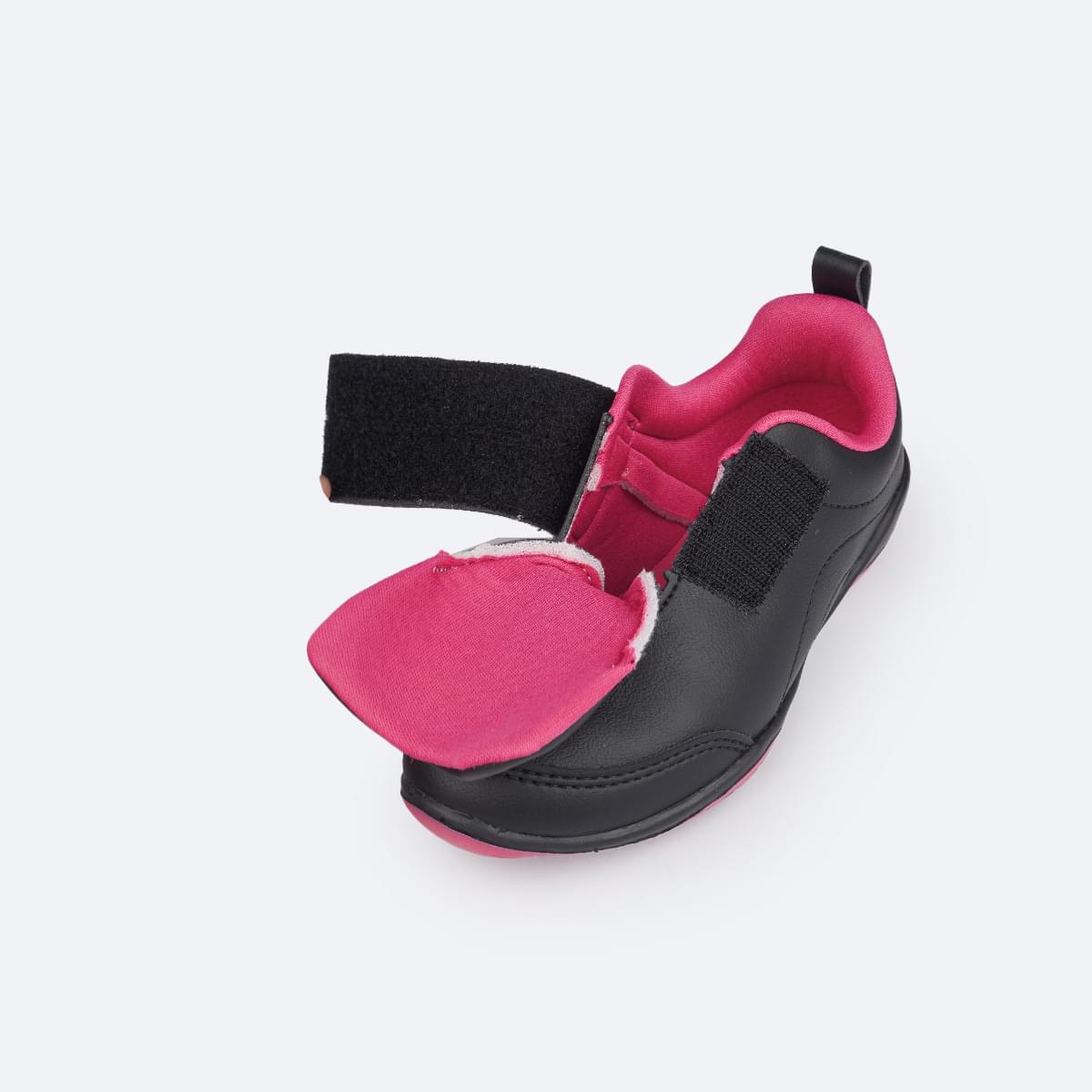 Tênis Escolar Infantil Pampili Honey Preto e Pink - Vem com Estojo! - abertura do tênis calce fácil em velcro