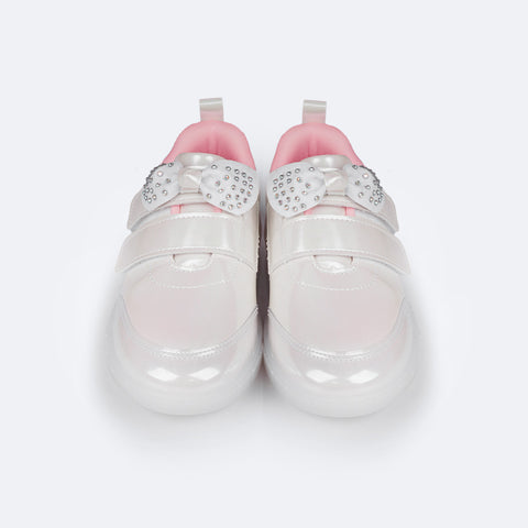 Tênis de Led Infantil Pampili Sneaker Luz Laço e Strass Branco Holográfico - frente do tenis com laço de strass e glitter