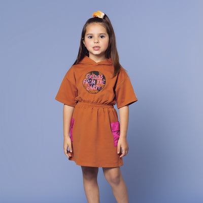 Vestido Infantil Bambollina Capuz e Bolso Lateral Marrom - vestido infantil feminino