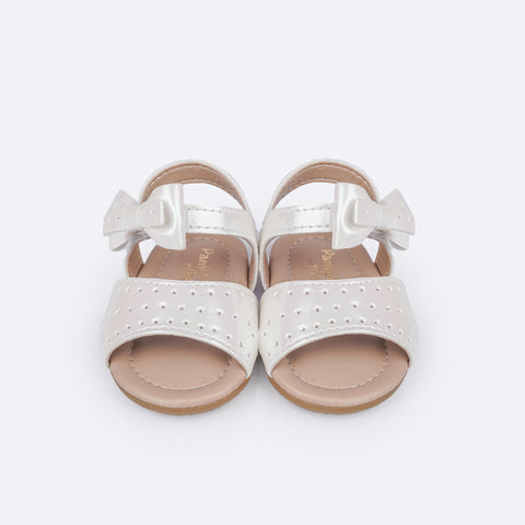 Sandália de Bebê Pampili Nana Perfuros e Laço Branca Holográfica - frente da sandália confortável