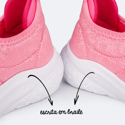 Tênis Infantil Feminino Pampili Gabi Comfy Ultra Leve Rosa Neon e Prata - lateral do tenis com escrita em braile