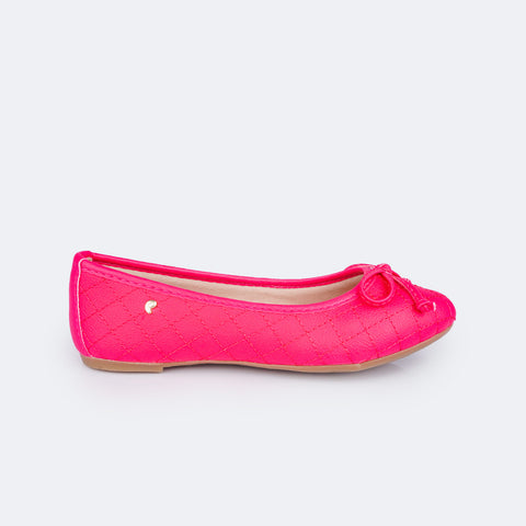 Sapatilha Infantil Super Fofura Matelassê Verniz Pink Maravilha - lateral da sapatilha com costura matelasse