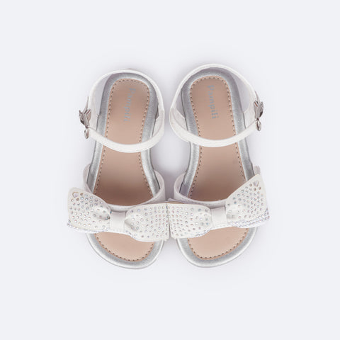Sandália Infantil Primeiros Passos Pampili Mili Laço Glitter e Strass Branco - superior da sandalia com detalhe metalizado 
