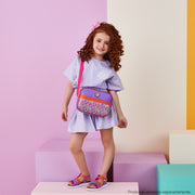 Bolsa Infantil Pampili Roxa Colorida Princesa © DISNEY - menina usando a bolsa Princesa
