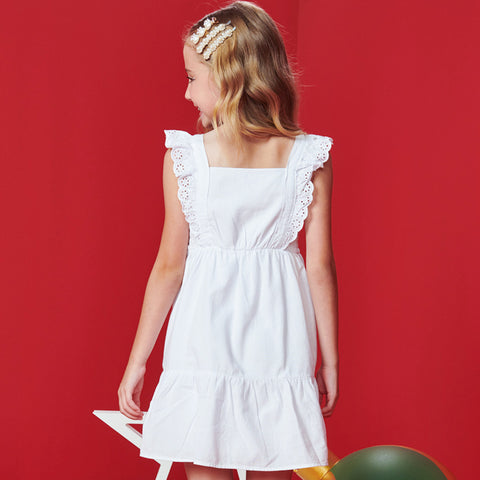 Vestido Infantil Kukiê com Laise e Babados Branco - Costas do vestido na menina