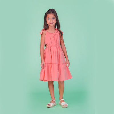 Vestido Pré-Adolescente Bambollina Babado e Alça de Laços Coral - 8 a 12 Anos - menina com o vestido