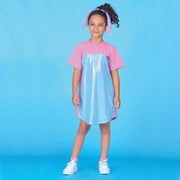 Vestido Pré-Adolescente Bambollina Super Star Holográfico Azul e Rosa - 8 a 12 Anos - menina com o vestido casual