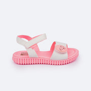 Sandália Papete Infantil Pamps Candy Emoji Branco e Rosa Neon - lateral da sandália fácil de calçar