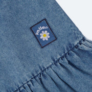 Vestido Jeans Vallen com Alça e Babado Azul - detalhe de etiqueta bordada