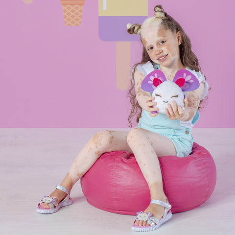 Sandália Papete Infantil Pamps Candy Holográfica Prata - Vem com Pelúcia Malu Exclusiva - foto com a pelúcia exclusiva