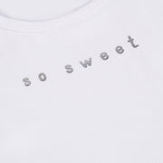 Conjunto Infantil Infanti So Sweet Laise Branco -detalhe da escrita na t-shirt