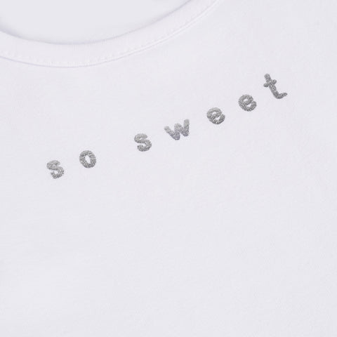 Conjunto Infantil Infanti So Sweet Laise Branco -detalhe da escrita na t-shirt
