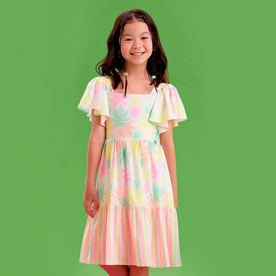 Vestido Petit Cherrie com Babados e Estampa Palmeiras Coloridas - 6 a 14 Anos - menina com o vestido