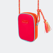 Bolsa Infantil Pampili Alça de Cordão Macramês Pink e Colorida  - foto da frente da bolsa pendurada com alça de cordão 