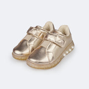 Tênis de Led Infantil Pampili Sneaker Luz Calce Fácil com Perfuros Dourado - frente do tênis com partes em perfuros 