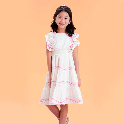 Vestido Kids Petit Cherrie com Babados Três Marias e Flores Branco - 6 a 14 Anos - menina com o vestido