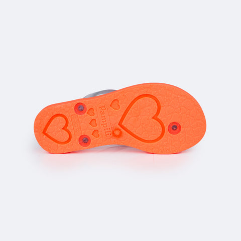 Chinelo Infantil Pampili Likes Emoji Love Eco Amigável Laranja Neon - sola antiderrapante com detalhe de corações 