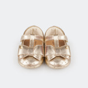Sapato de Bebê Pampili Nina Calce Fácil Perfuros e Laço Dourado - foto da parte frontal com lacinho 