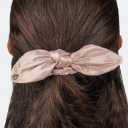 Acessório para Cabelo Scrunchie Laço Nó em Tecido com Brilho Nude.