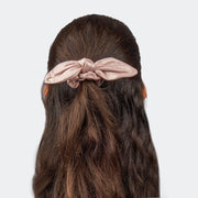 Acessório para Cabelo Scrunchie Laço Nó em Tecido com Brilho Nude.