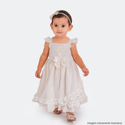 Vestido de Bebê Roana Babado Laço e Pérola Marfim - frente do vestido na menina