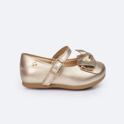 Sapato Infantil Pampili Mini Angel Strass e Pérola Dourado - lateral com fivela fácil de calçar